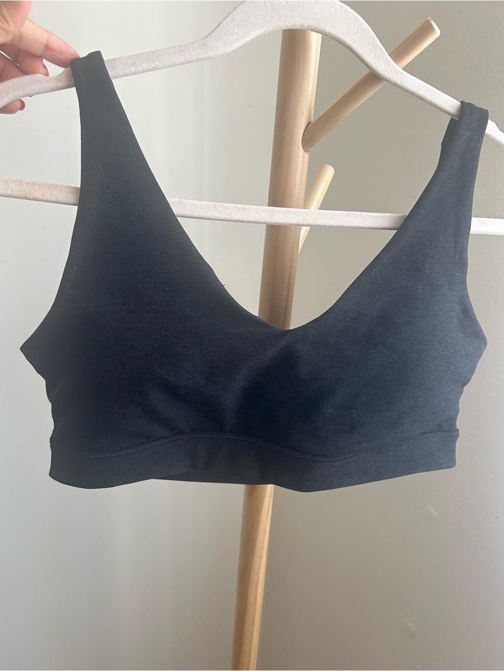 Vuori Black V-Neck sports Bra  Size Large